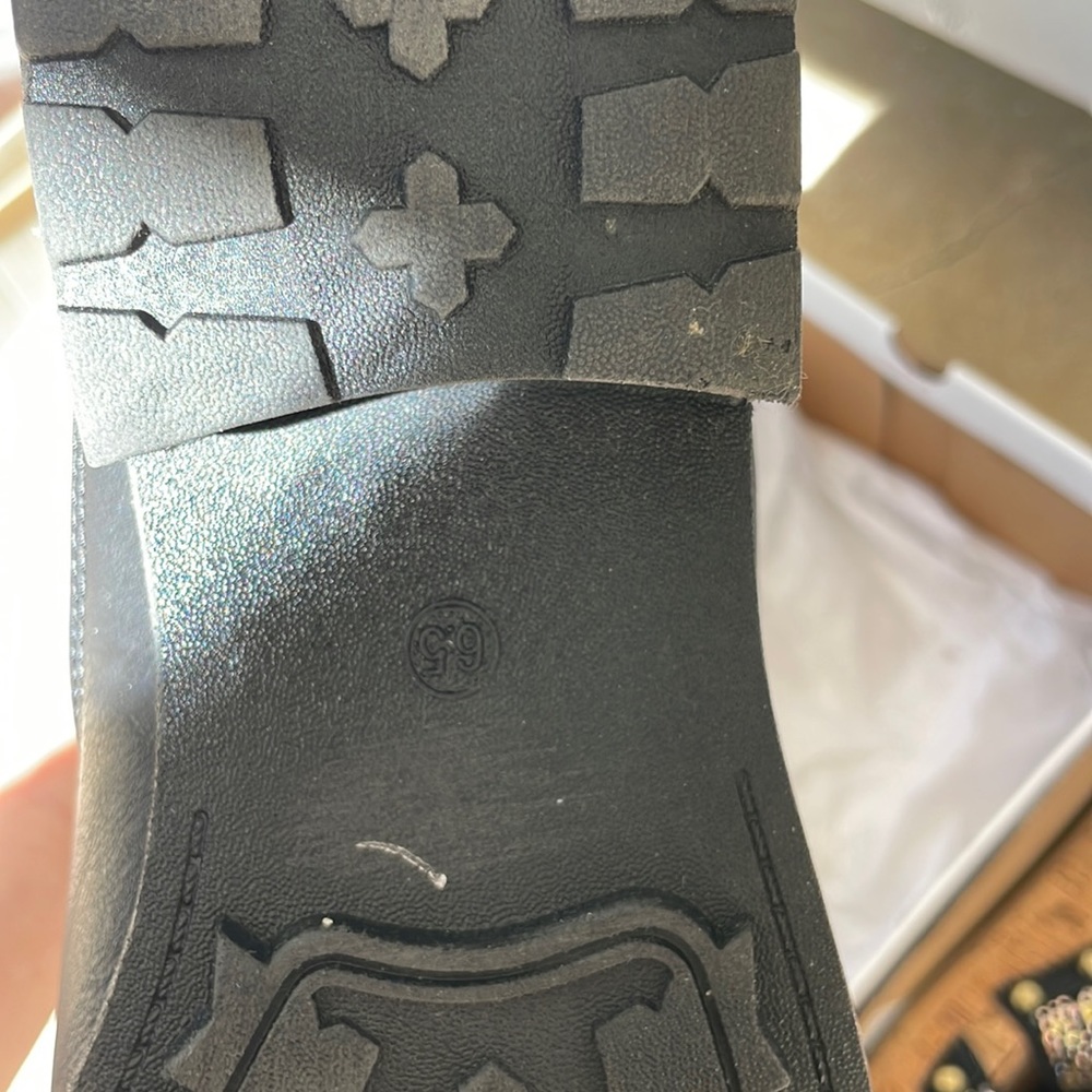 BRAND NEW BOOTS WITH THE FUR